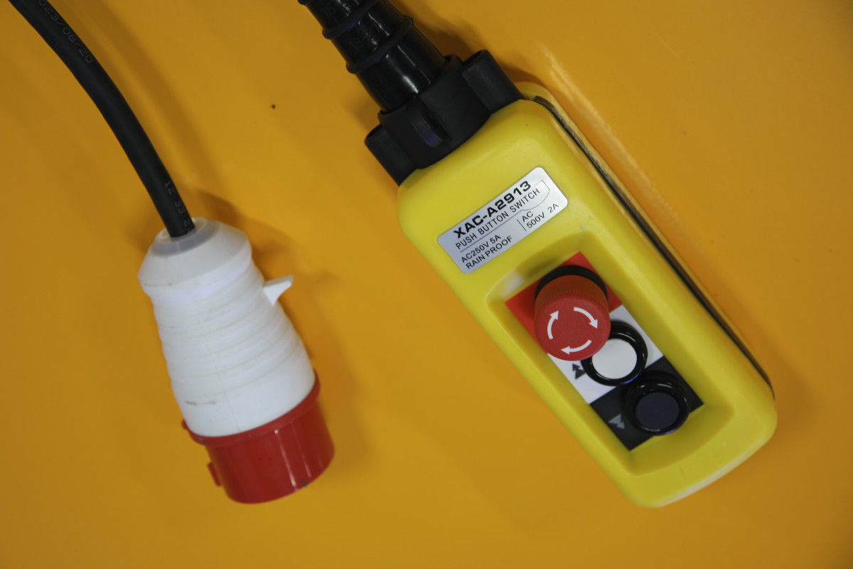 Stationary electric lifting tables