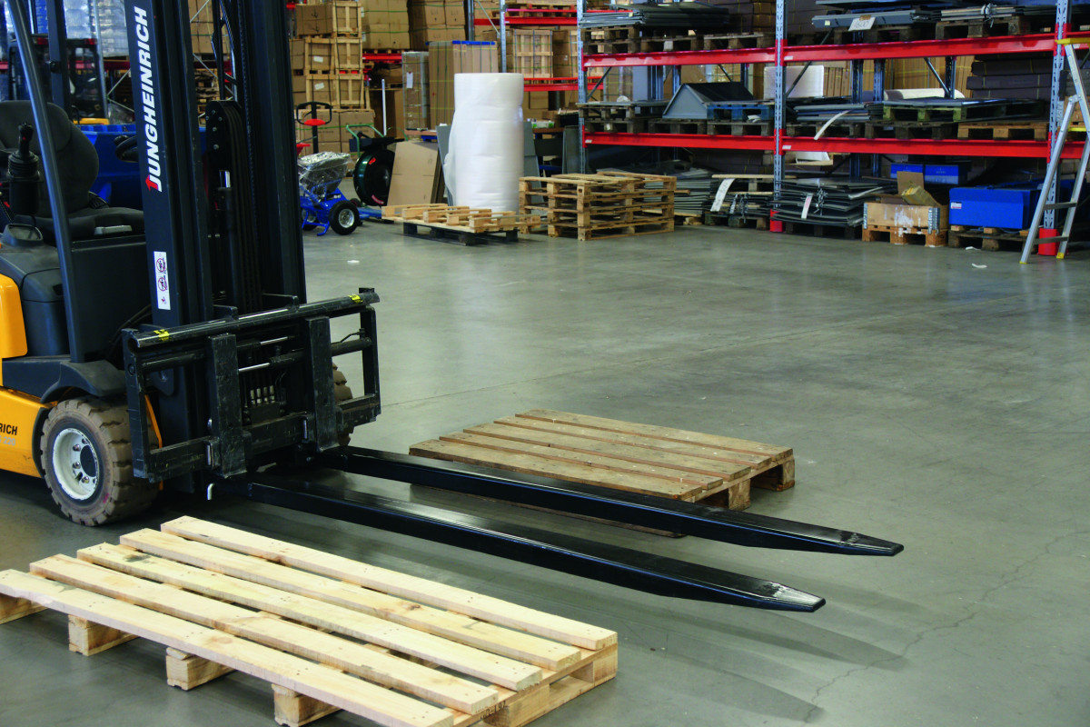 Šakinio krautuvo šakės su tvirtinimo kaiščiu 1800mm ilgio