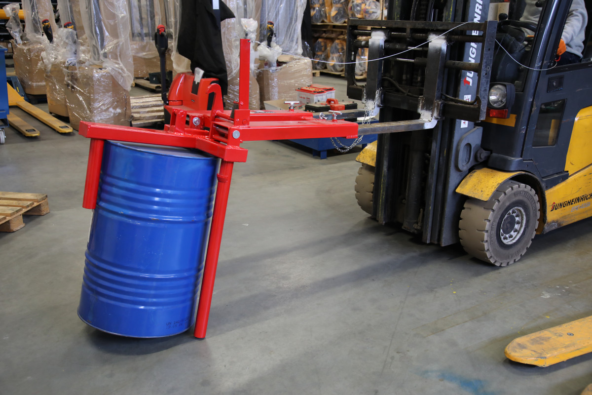 Statinių kėlimo ir pakreipimo įtaisas