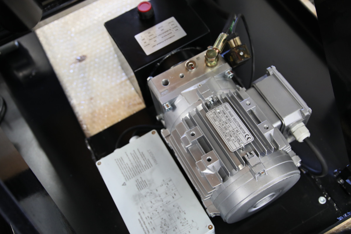 Stationary electric lifting tables