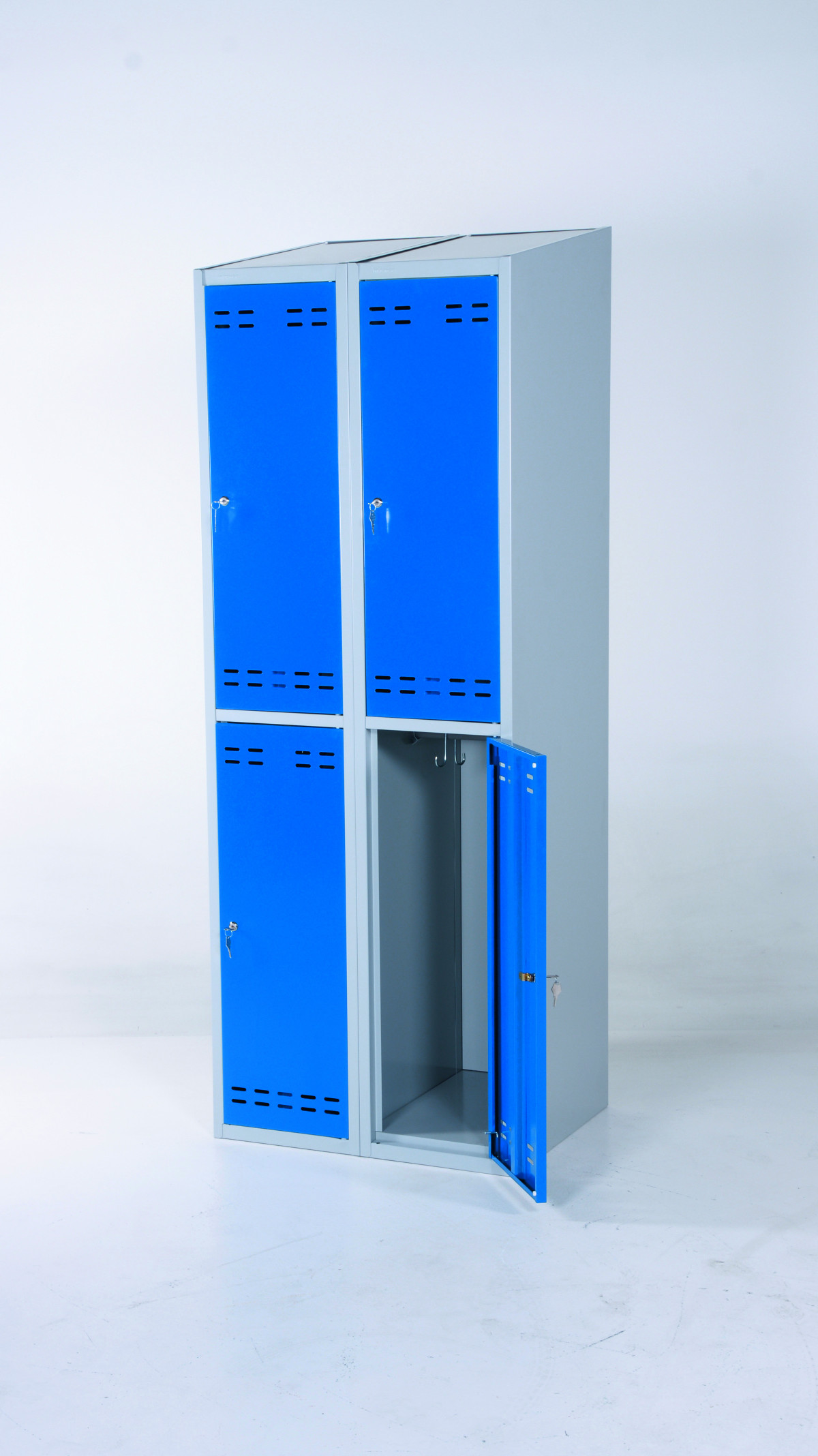 Keturių skyrių persirengimo spintelė