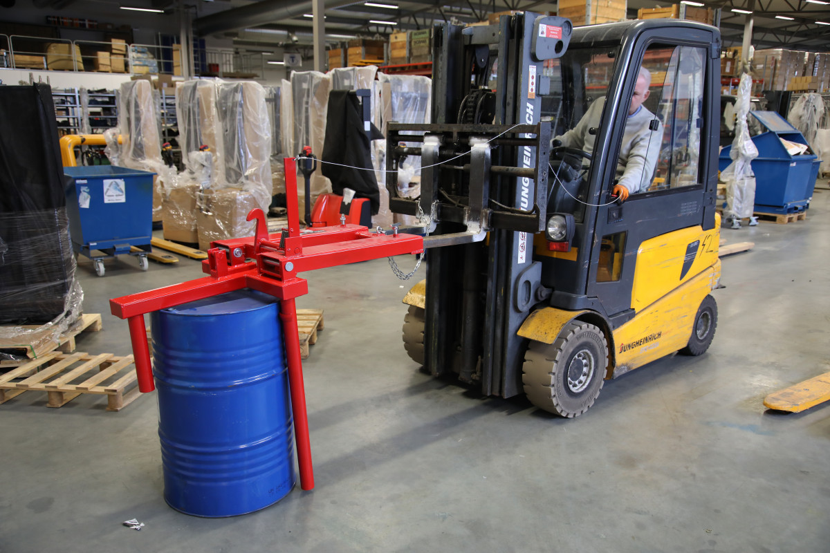 Statinių kėlimo ir pakreipimo įtaisas