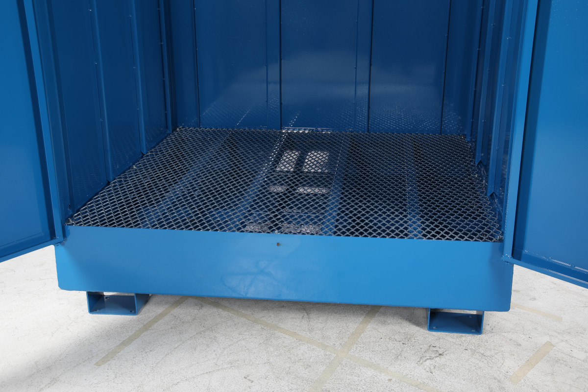 Uždaros nuotekų surinkimo talpos skirtos saugiam vertikaliai laikomų statinių sandėliavimui ir galimų nuotėkių surinkimui.