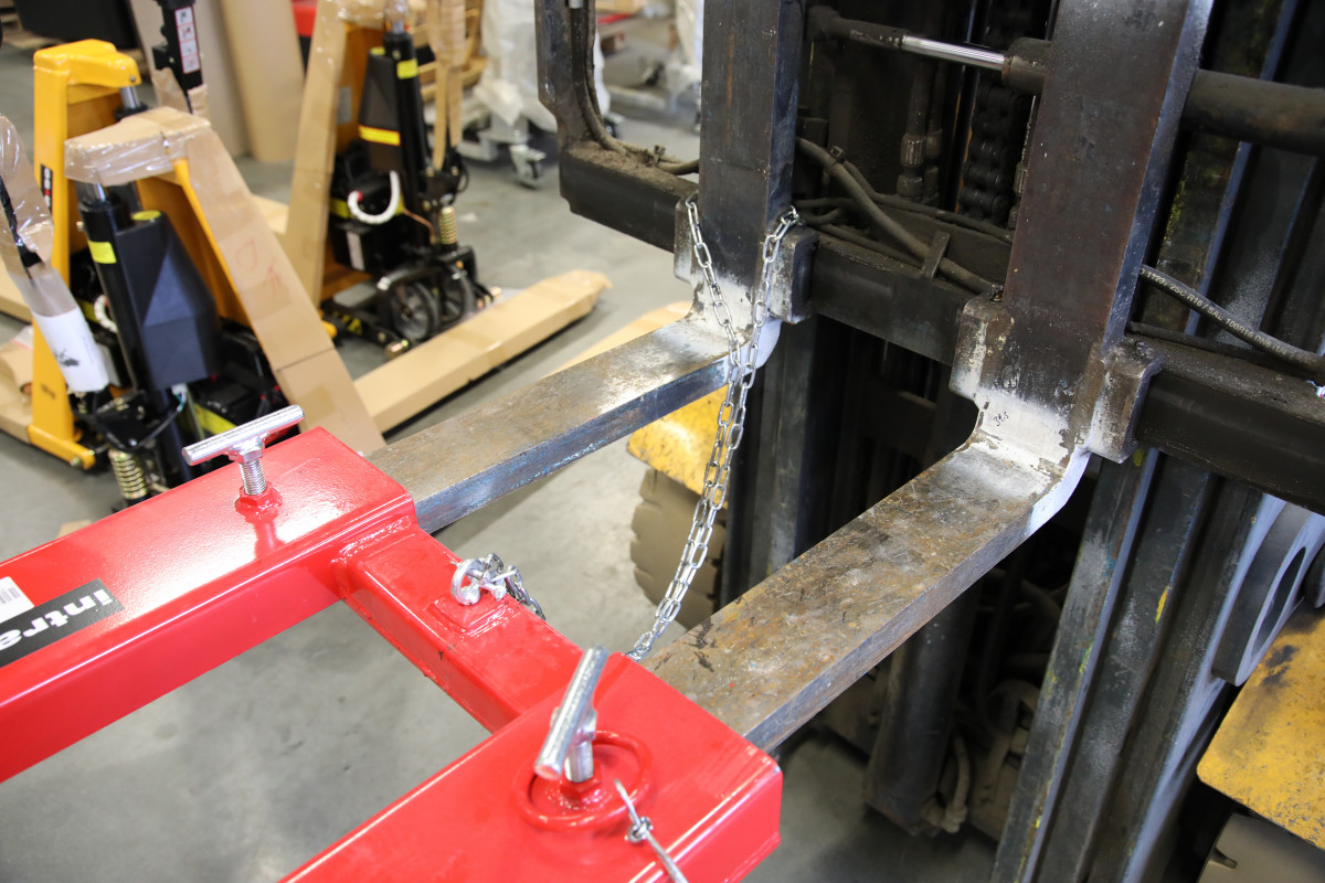 Statinių kėlimo ir pakreipimo įtaisas