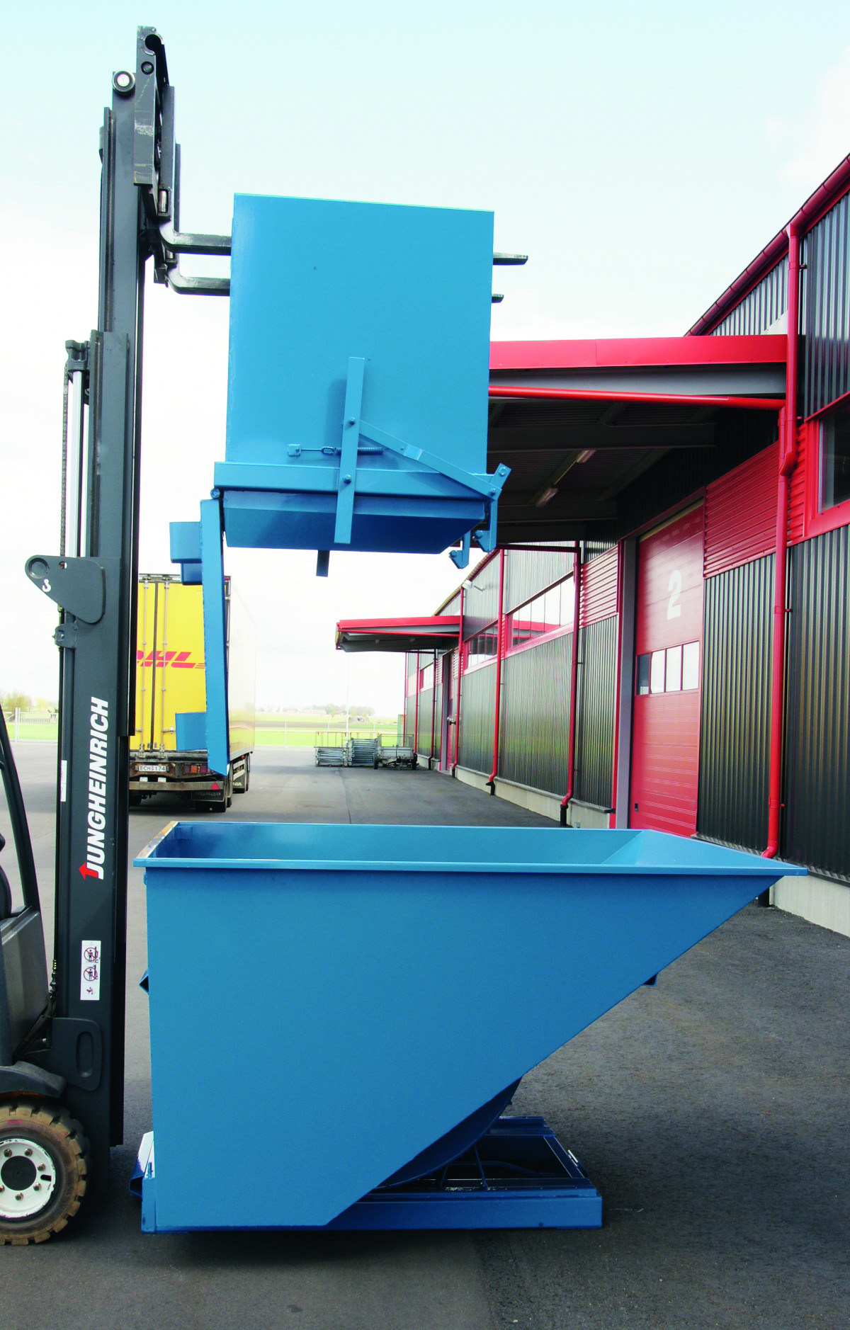 Konteineriai išpylami per dugną