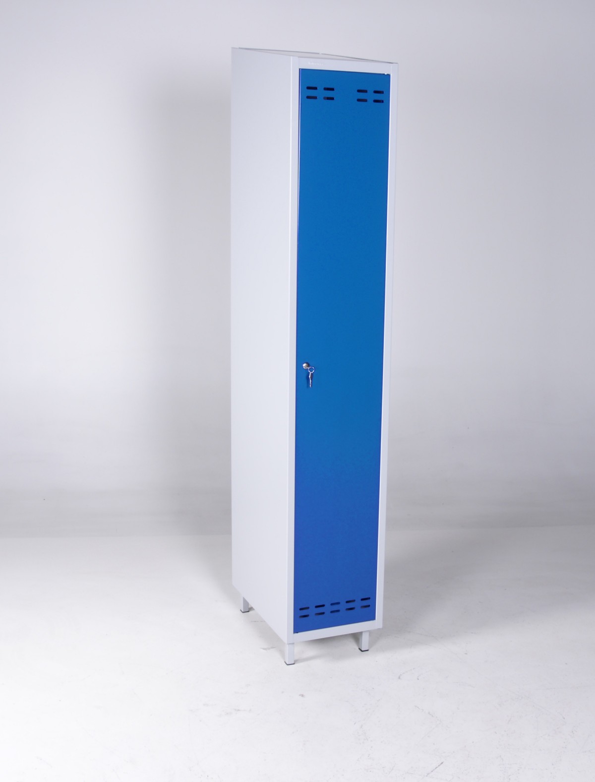 1 skyriaus persirengimo spintelė